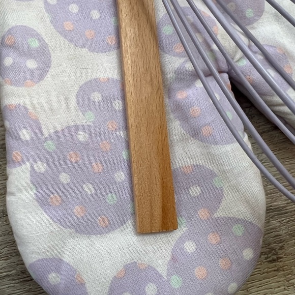 Disney “spring is here” oven mitt - Picture 3 of 4